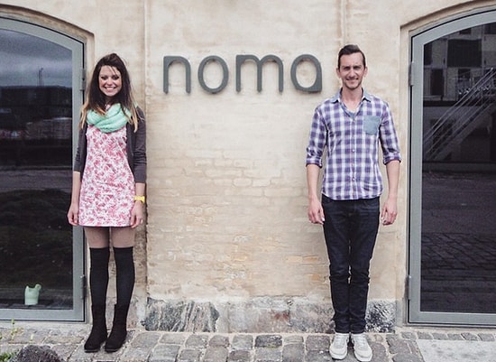 İşi Bırakıp Dünyayı Gezmeye Başlayan Çiftin Parası Bitti, Şimdi Tuvalet Temizliyorlar!