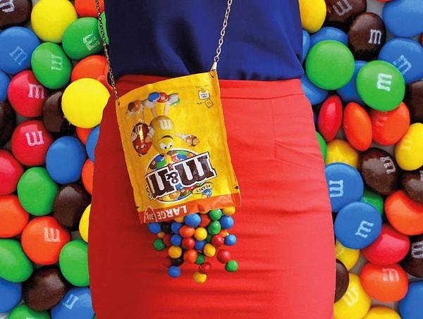 4. Renkli şekerlerle ortaya çıkan mini çanta.