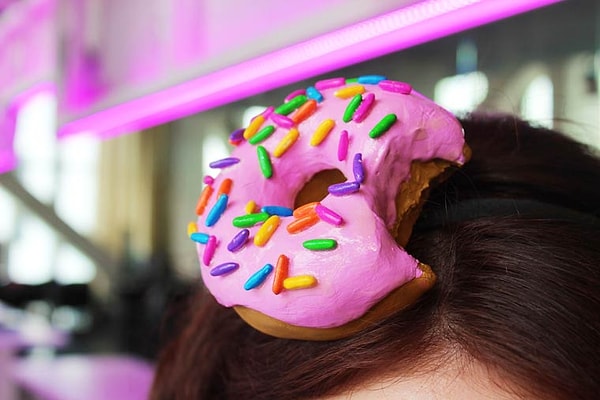 1. Donutlardan saç aksesuarı olukça şık görünüyor. Görseli