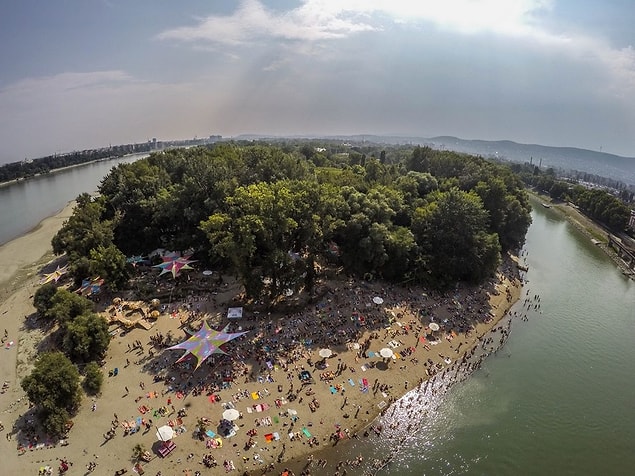 Sziget plajı, gökyüzünden konser izlemek ve müzik festivallerinin en süper yanı: Yeni gruplar keşfetmek...