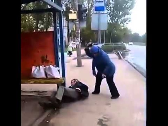 Düşene Bir Yumruk da Kendisi Atan Teyze