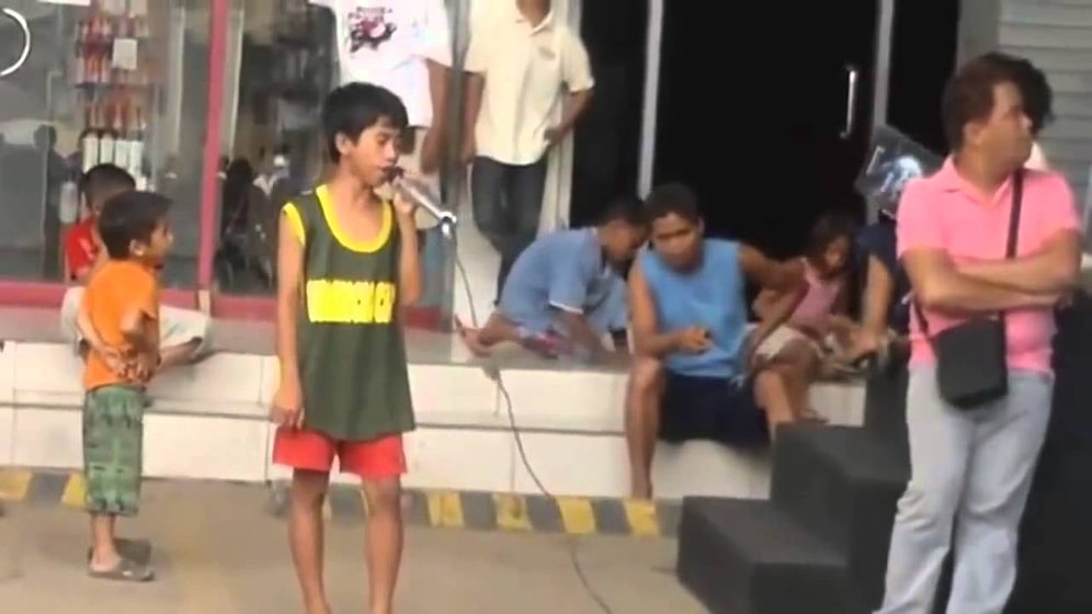 'I Will Always Love You' Söyleyen Filipinli Çocuktan Beklenmedik Performans