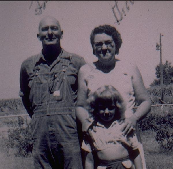 Sıradan bir aile olan Clara ve Lloyd Olsen çifti çocuklarıyla beraber bir çiftlikte hayatlarını sürdürmekteydi.