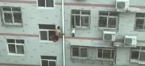 Pencere Korkuluğunda Başından Asılı Şekilde Sarkan Çocuğu Kurtaran Kahraman İnsan