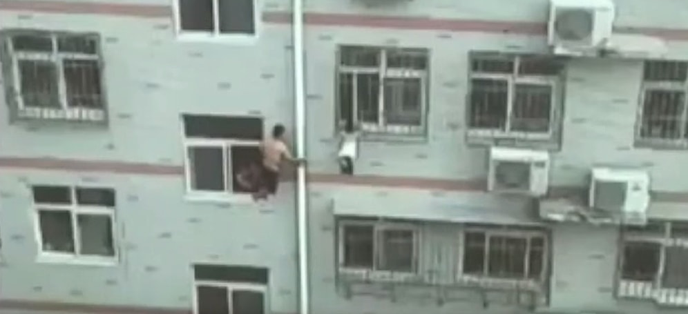 Pencere Korkuluğunda Başından Asılı Şekilde Sarkan Çocuğu Kurtaran Kahraman İnsan