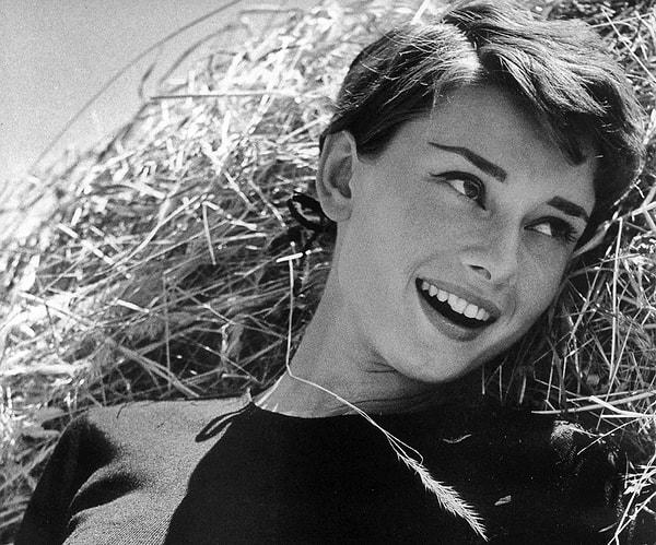 1. Audrey Hepburn. Kısa saçın bir kadında ne kadar güzel durabileceğini onunla öğrendik, en çok ona yakıştığı konusunu tartışmaya bile lüzum yok.