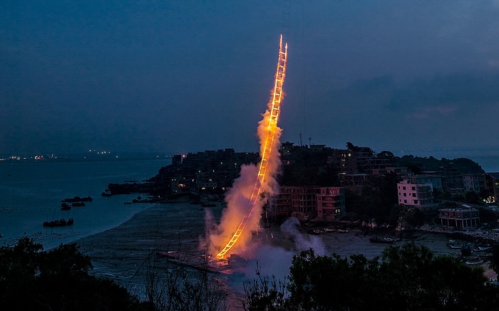 Büyükannesini Anmak İçin Cennete Uzanan Ateşli Merdiven Yapan Sanatçı
