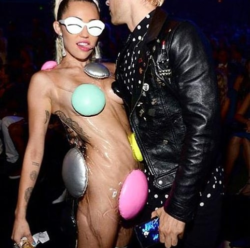 Myley Cyrus küçükken pek tatlı bişeydi büyüyünce niye böyle oldu ya elinden tutan yok mu bu kızın