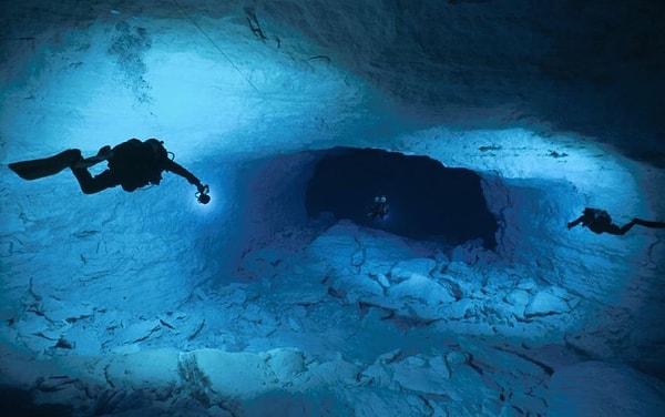 Denizin derinliklerinde bir mağara.