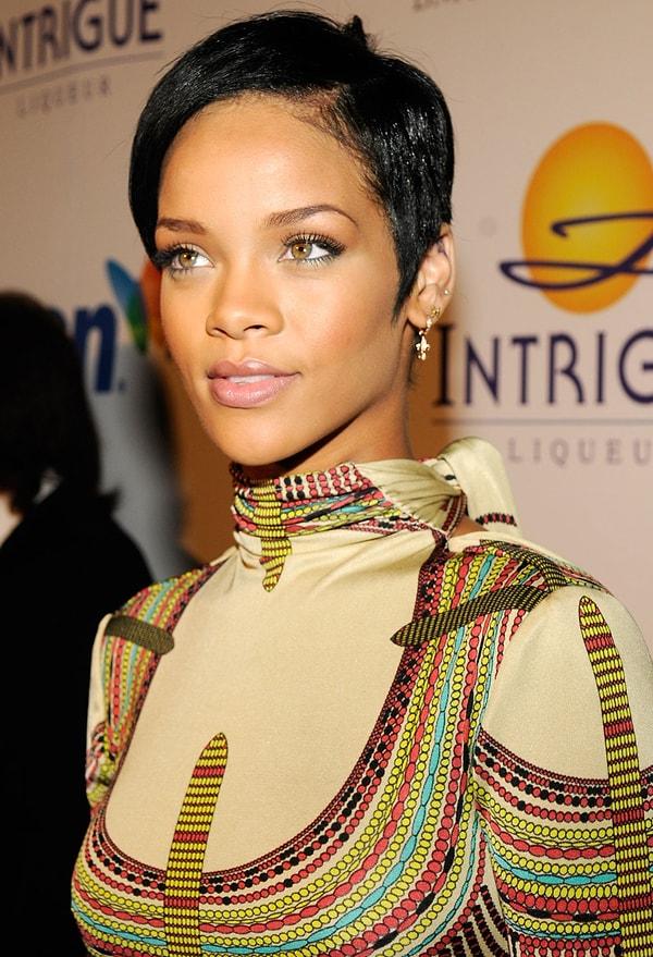 15. Rihanna. Tarzının değişim hızını takip etmesi kolay olmasa da kısa saçlarıyla daha çok aklımızda yer edindiğini biliyoruz.
