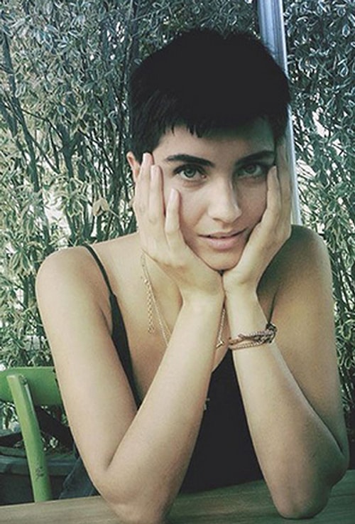 Tuba Büyüküstün. Biz onu yükselişe geçtiği "Ihlamurlar Altında" zamanlarında kısa saçlarıyla tanıyıp sevdik. Uzun zaman sonra yeniden ona kısa saçın ne kadar yakıştığını da göstermiş oldu.