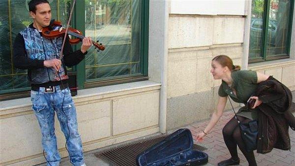 19. Sokak müzisyenlerine para vermek.