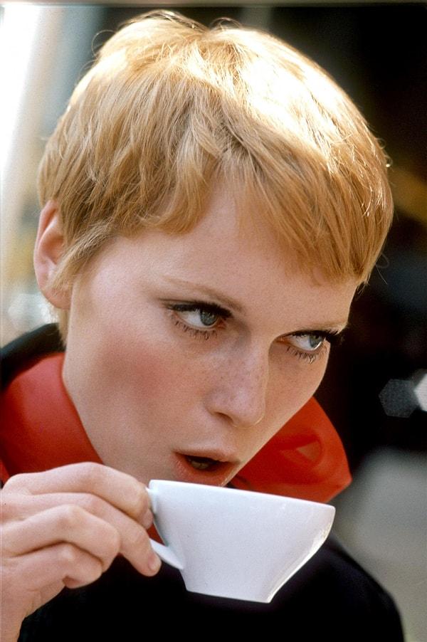 8. Mia Farrow. 60'lı ve 70'li yıllarda kısacık saçlarıyla ikon haline gelip "Rosemary'nin Bebeği" filmindeki rolü ile de akıllarda yer edinmişti.