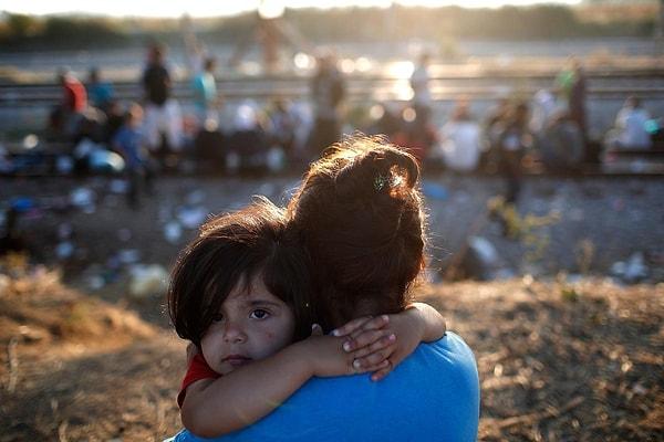 2. Annesine sarılmış bir Suriyeli çocuk