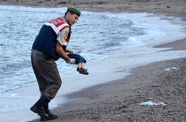 4. Geçtiğimiz gün Bodrum kıyısında cansız bedeni uzanmış fotoğrafı ile içimizi burkan Suriyeli çocuk...