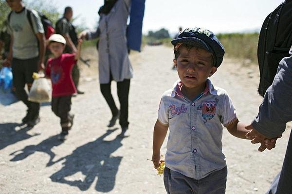 5. Makedonya-Yunanistan sınırında bir çocuk.
