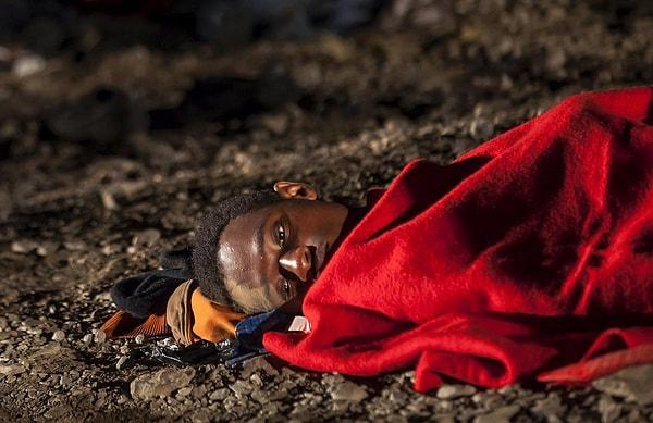 6. Afrikalı bir göçmen, tehlikeli bir yolculuğun ardından geldikleri Kanarya Adaları'nda dinleniyor.