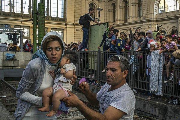 13. Budapeşte'den Almanya'ya hareket etmek için tren istasyonunda bekleyen mülteciler