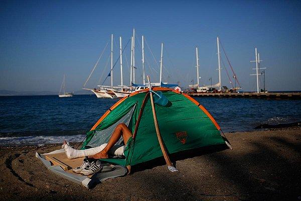 14. Ege Denizi'ni geçerken bir bacağını kırmış Suriyeli bir göçmen Yunanistan'da dinlenirken