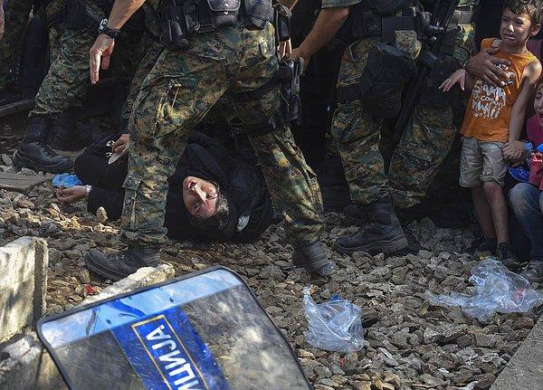 22. Makedon özel harekat polislerinin kordonunda bir göçmen kadın