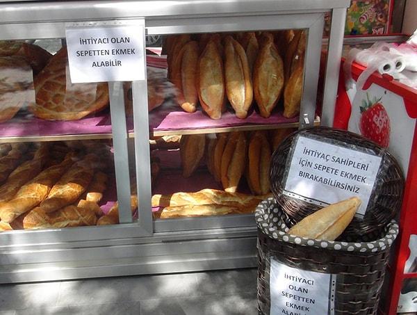4. Bitlis/Tatvan'da bir vatandaş, iş yerinde "İhtiyacı olan bu sepetten ekmek alabilir" sloganıyla bir yardım kampanyası başlatmış. İyilik yapmak isteyen vatandaşlar ekmek alıp sepete bırakıyor, ihtiyaç sahipleri ise gelip sepetten ekmek alıyorlar.👏