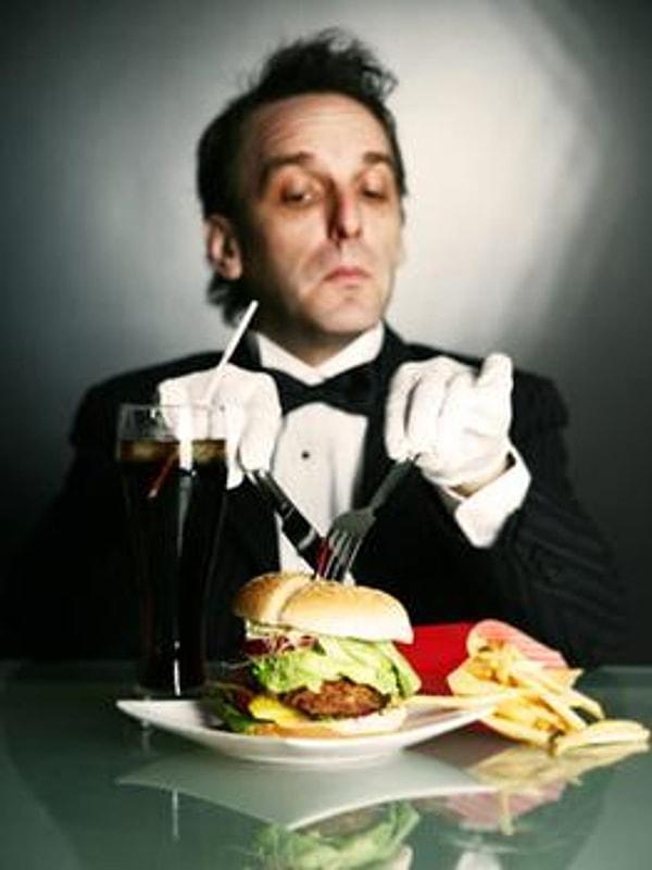 3. Burgeri en az iki parçaya keserek ağızlarını çok fazla açmadan yiyen, narin insanlar.