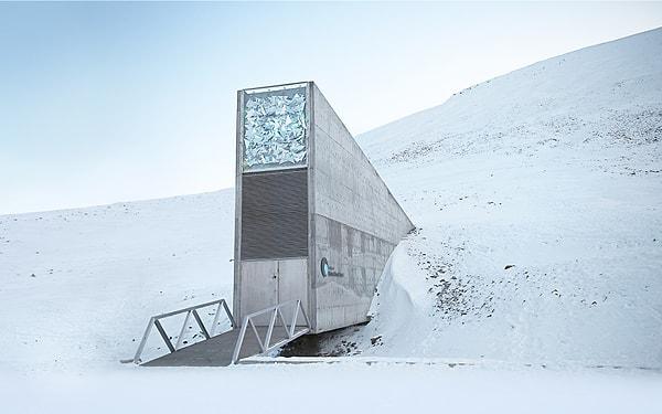 Norveç’in Svalbard adasında buzullar arasında yerin 130 metre altında inşa edilen tohum ambarının yapımına 1983 yılında başlanmış.