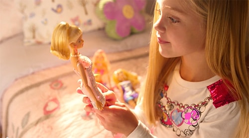 Yaşıtları Barbie bebeklerle evcilik oynarken, onlar sokakta erkeklerle futbol oynamayı tercih etmiştir.