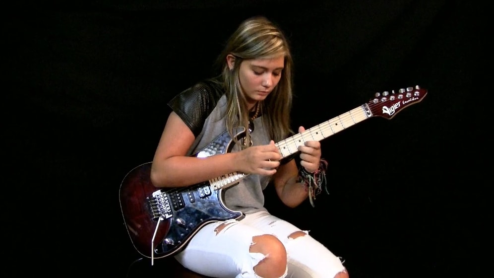 16 Yaşındaki Yetenekli Gitarist Tina'dan Altitude Cover'ı