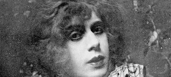 4. Gerda'nın resimlerindeki kadının erkek olduğu gerçeği 1913 yılında ortaya çıkar.