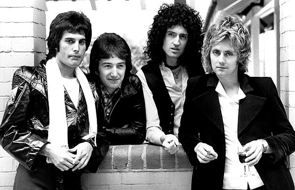 9. Nisan 1970'te, gitarist Brian May ve davulcu Roger Taylor ile tanıştı ve birlikte bir grup kurdular. Mercury grubun ismini Queen olarak belirledi.