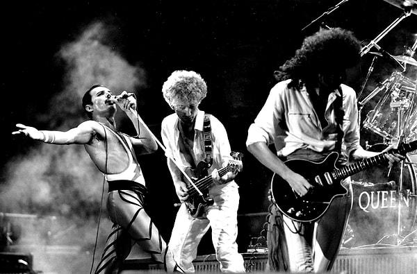 14. Mercury, Queen grubuyla birlikte tüm dünyada 700'ü aşkın konsere çıkmıştır.