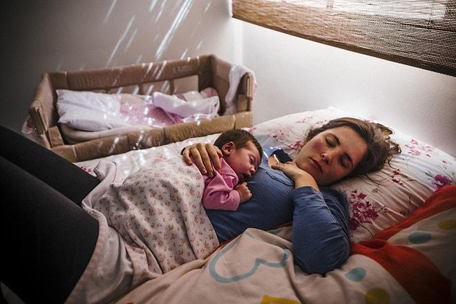 Evde Doğum Yöntemine Dikkat Çekmek Adına Kız Arkadaşının Doğumunu Belgeleyen Fotoğrafçı