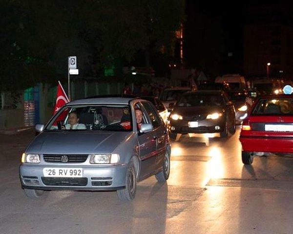 Eskişehir'de yaklaşık 500 aracın katıldığı bir teröre tepki konvoyu oluşturuldu.
