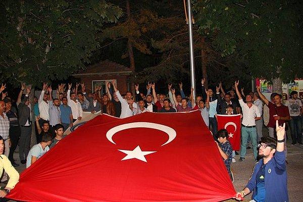 Konya'nın Seydişehir ilçesinde toplanan bir grup Atatürk Caddesi üzerinde bulunan Ülkü Ocakları önünde toplandı.