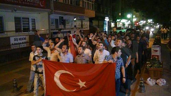 Çankırı'da da olayları öğrenen vatandaşlar sokaktaydı.