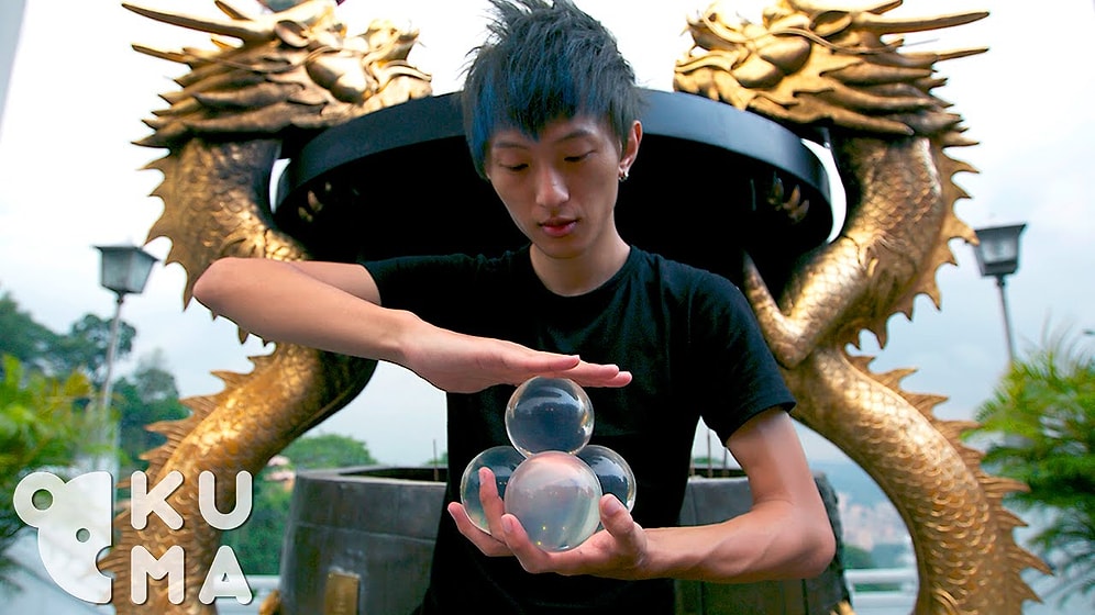 Hipnotize Edici Parmakları ile Elindeki Cam Küreleri Dans Ettiren Adam