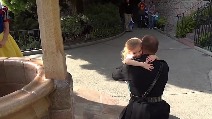 Sürpriz Yaparak Evlerine Dönen Askerlerin Sevdiklerine Kavuşma Anı