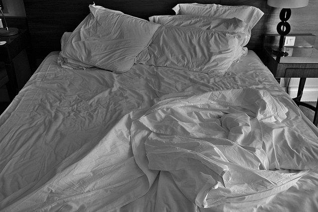 6. Gece bir başkasının evinde kaldıysanız, ayrılmadan yatağınızı toplayabilir kullandığınız örtüleri, battaniyeleri katlayabilirsiniz.