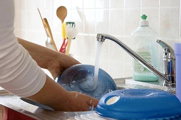 8. Birisi size yemek yaptığında, siz de mutfağı temizlemek için yardım önerisinde bulunabilirsiniz.