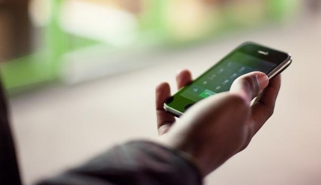 9. Telefonunuzla oyun oynarken ya da video izlerken halka açık alanlardaysanız telefonunuzun sesini kısabilir hatta en iyisi kulaklık kullanabilirsiniz.