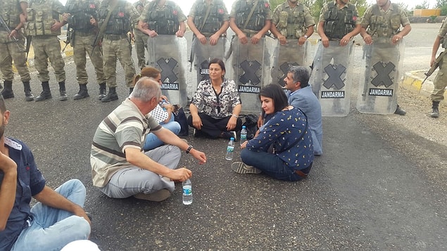 Cemile'nin tabutunu Leyla Güven ve Gülser Yıldırım omuzladı.