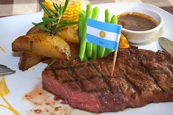 7. Arjantin'de bir yemek davetine zamanında gitmeniz hoş karşılanmaz, biraz gecikmeniz beklenir.