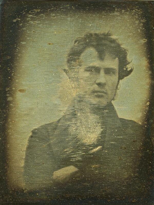 16. 1839 yılında çekilen dünyanın ilk selfiesi Robert Cornelius adlı bir kimyagere aittir.