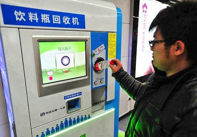 13. Pekin'de plastik şişeleri geri dönüşüm makinesine atarak metro bileti alabilirsiniz.