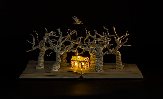 İçinde Büyülü Dünyaları Barındıran Işıklandırılmış Kitap Heykelleri