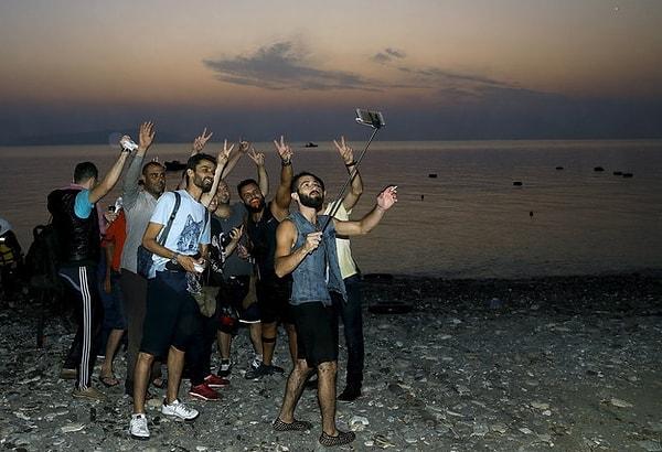 20. Kos'a ulaştıktan sonra zafer selfisi çeken Suriyeli mültecilerin mutluluğu