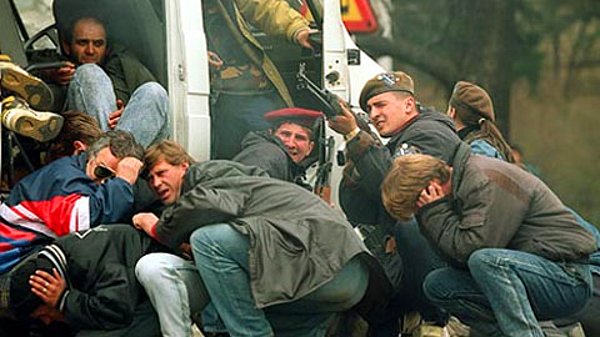 Dönem ise Bosna Savaşı'nın en kanlı olduğu, herkesin birbirini öldürmeye ant içtiği zamanlar..