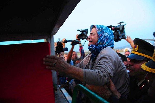 Piyade Sözleşmeli Onbaşı Fatih Duru'nun cenazesini Çanakkale Havalimanı'nda karşılayan anne Azime Duru, şehit oğlunun tabutuna sarılıp, gözyaşları arasında helallik istedi.