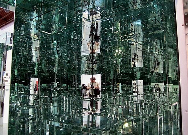 Lucas Samaras'ın 1966 Yapımı Popülerliğini Koruyan Müthiş Aynalı Odası